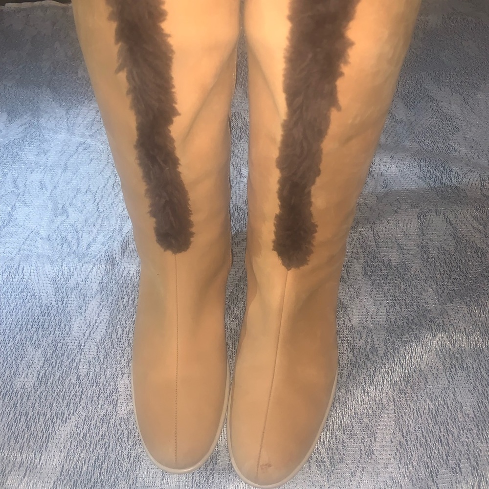 Timberland women’s tall fur boots with side zipper. Fur on inside and outside S7